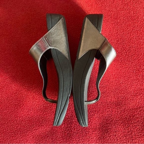 FITFLOP Sz 9  Sarna Slip On Flip Flop Style Toe Post Thong Slides Sandals Pewter - Picture 4 of 9